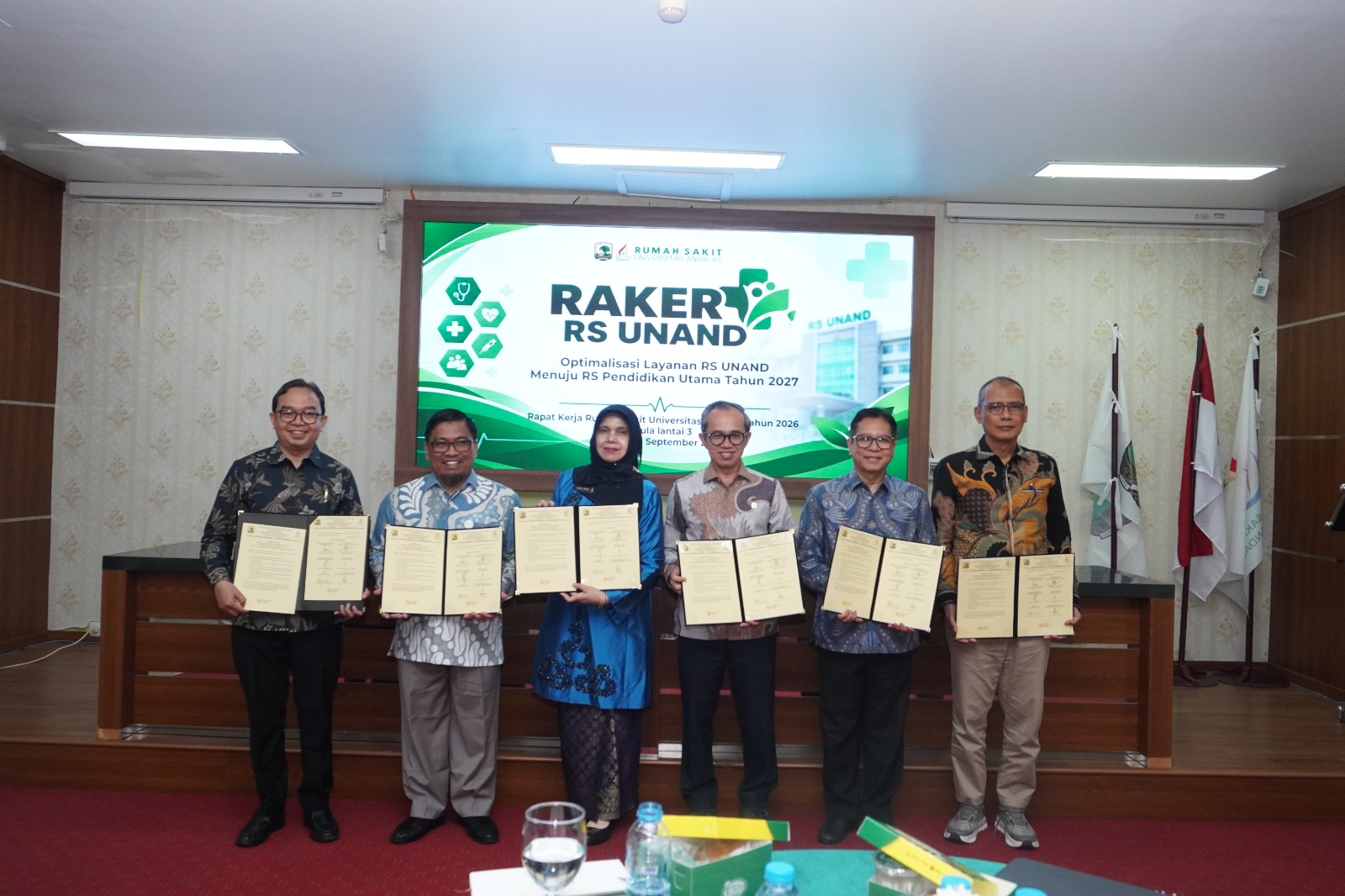SIAP MENUJU RUMAH SAKIT PENDIDIKAN UTAMA, Dirut Bersama Rektor dan Stake Holder Tanda Tangani Komitmen Bersama pada RAKER RS UNAND